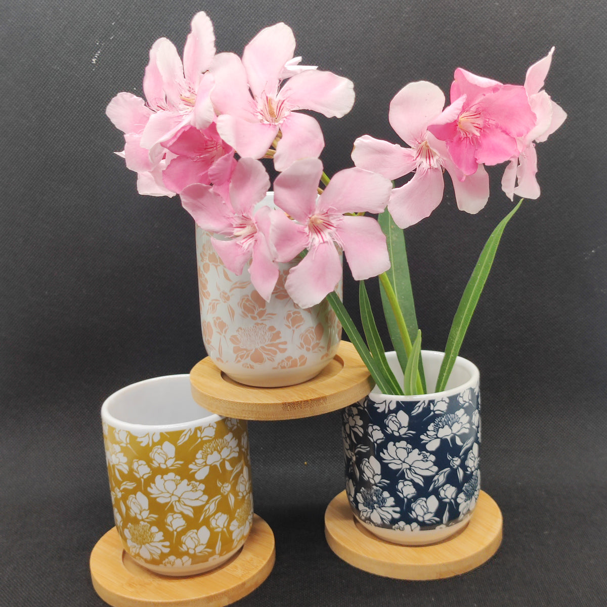 Coffret 3 gobelets expresso céramique florale beige jaune moutarde bleu marine avec sous-tasses bambou