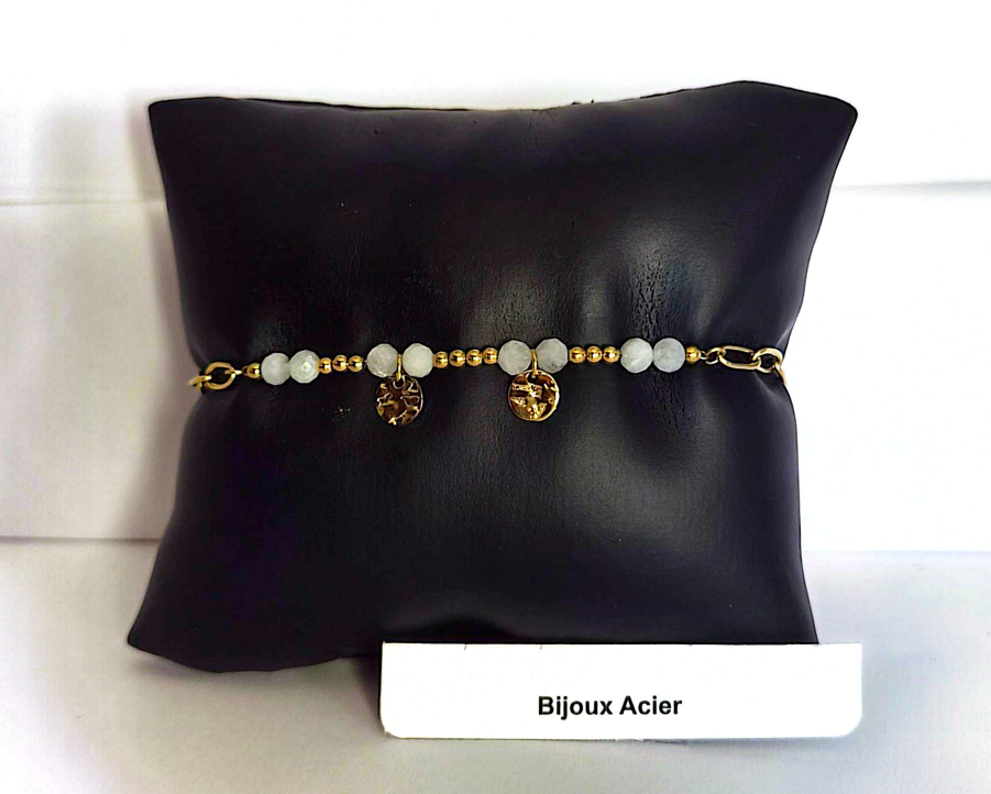Bracelet perles blanches et breloques médailles acier doré réglable