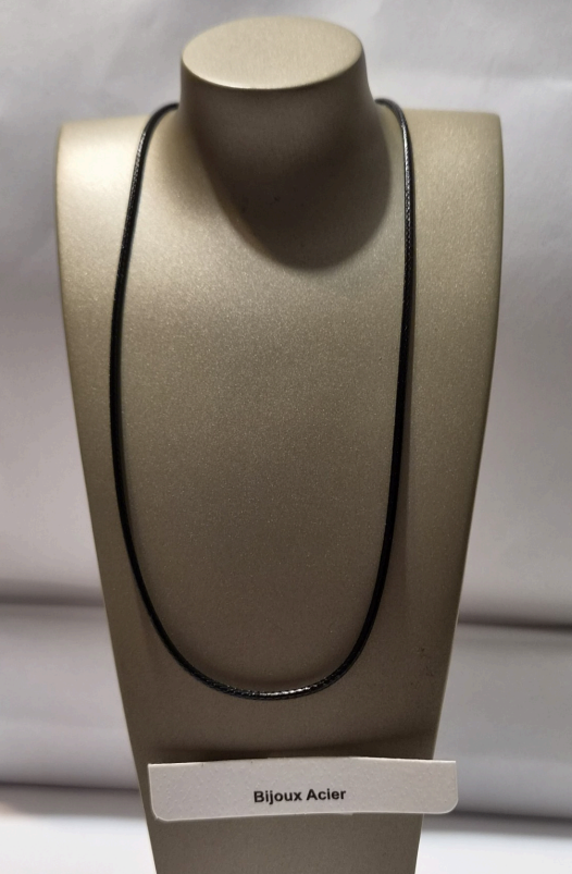 Collier cordon noir fermoir argenté sur buste présentoir