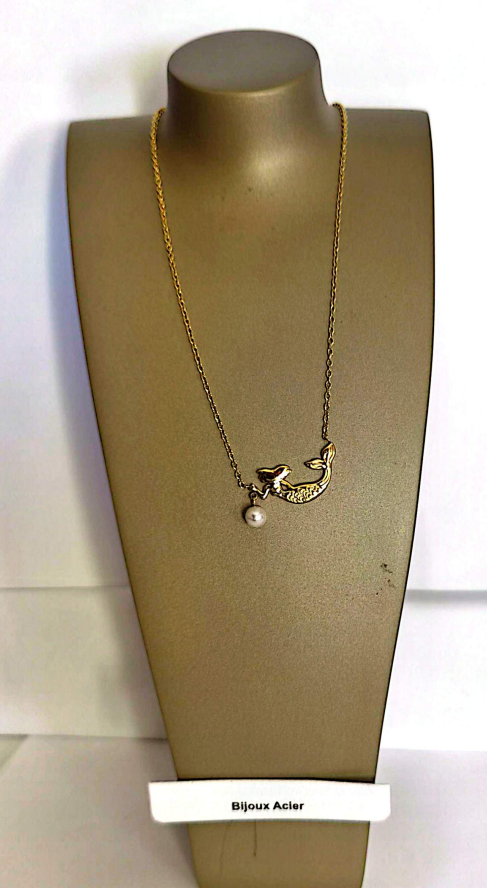 Collier sirène dorée avec perle sur présentoir