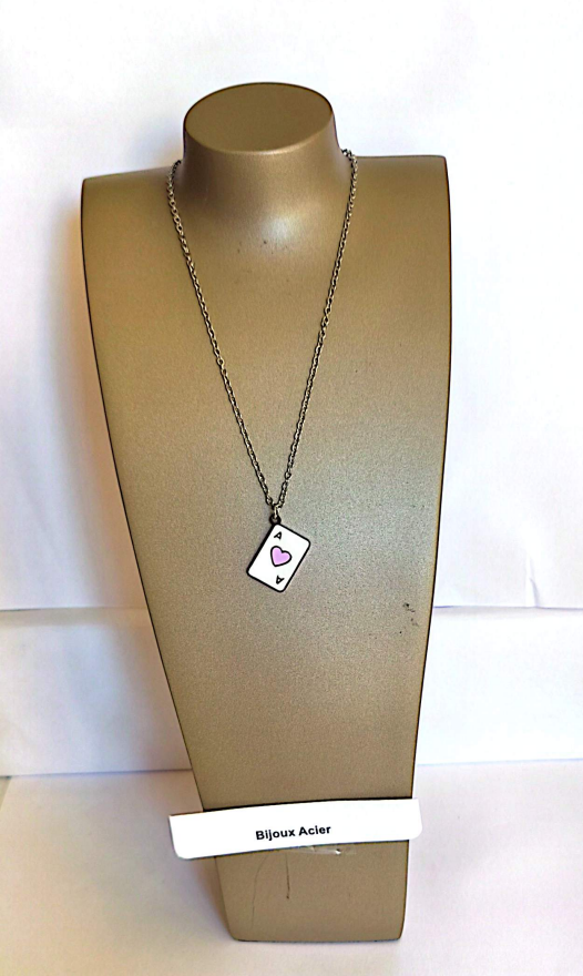 Collier As de Cœur émaillé blanc et rose sur présentoir doré