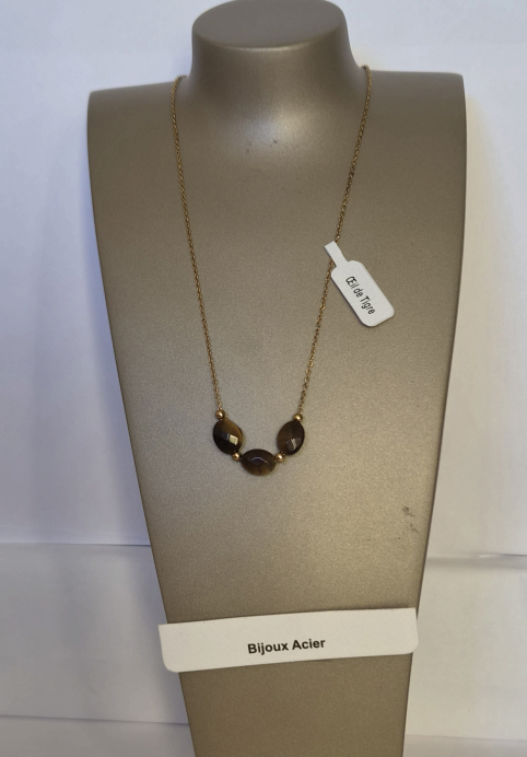 Collier 3 pierres Œil de Tigre sur chaîne dorée sur présentoir