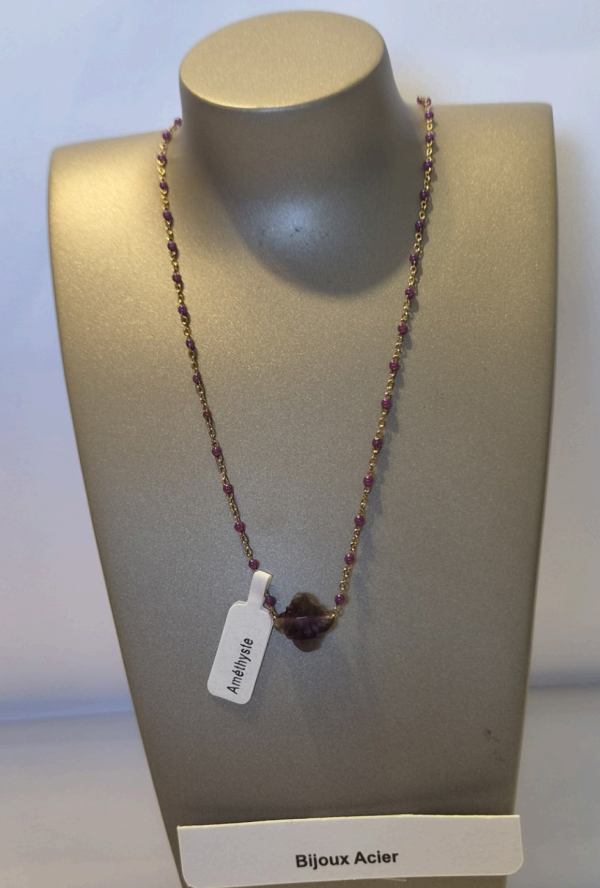 Collier améthyste chaîne rosaire argentée sur présentoir