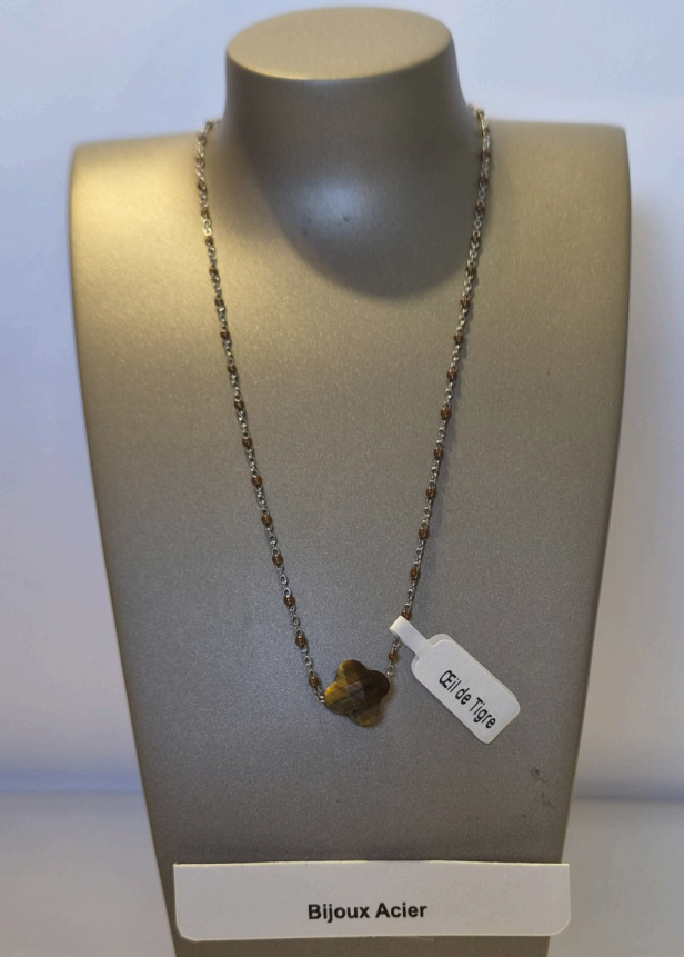 Collier Œil de Tigre chaîne rosaire argentée sur présentoir