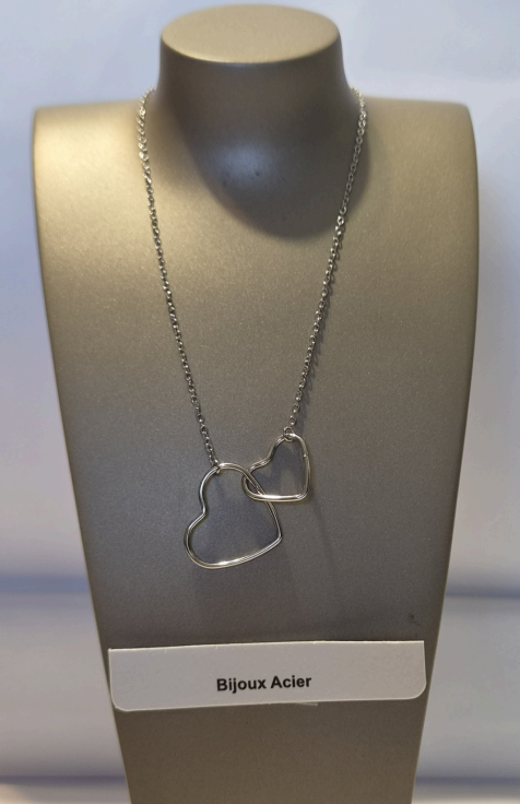 Collier double cœur entrelacé argenté sur présentoir