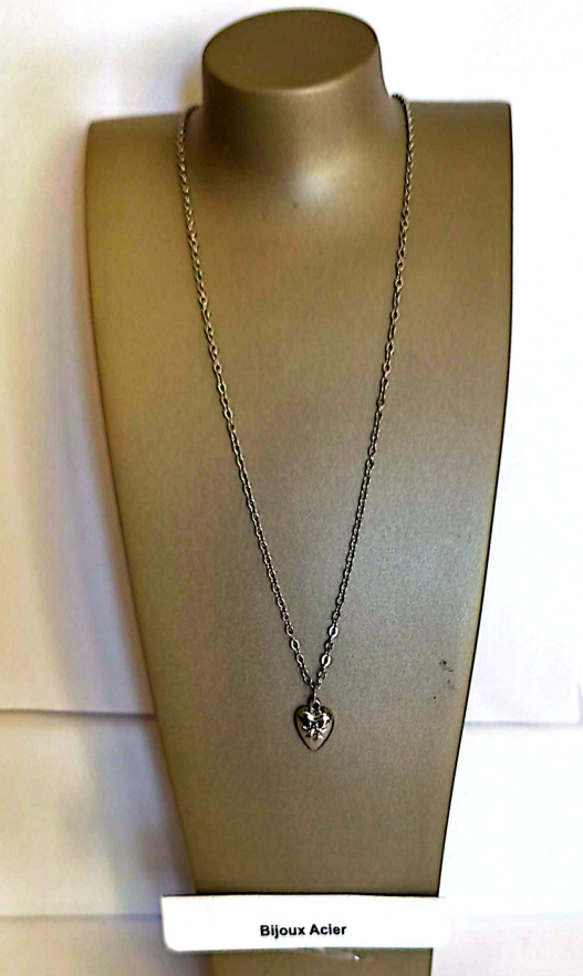 Collier petit cœur argenté gravé sur longue chaîne sur présentoir