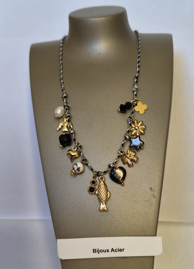 Collier cordon multi-breloques noir blanc et doré sur présentoir