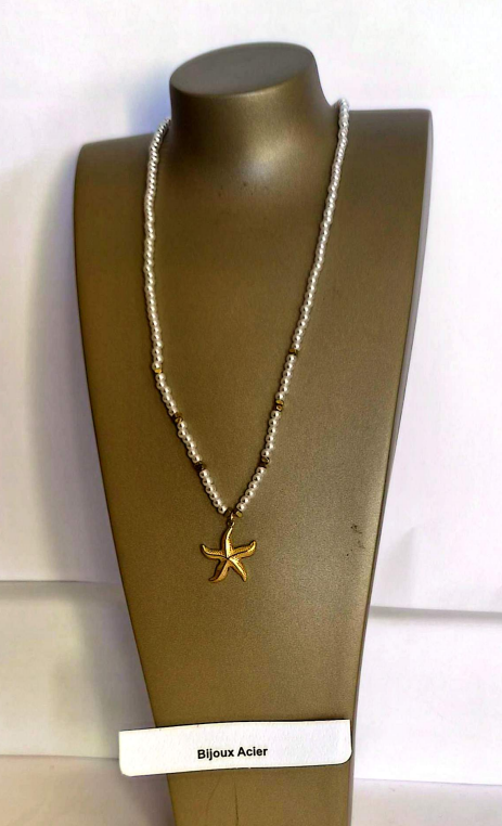 Collier grande étoile dorée sur chaîne dorée sur présentoir