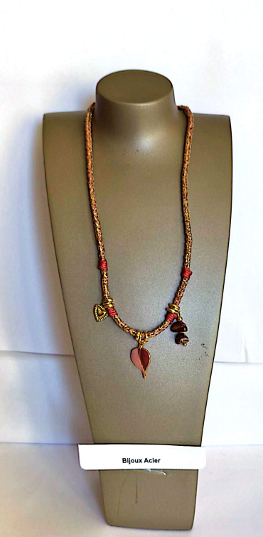 Collier feuille émaillée couleur brique sur chaîne dorée sur présentoir