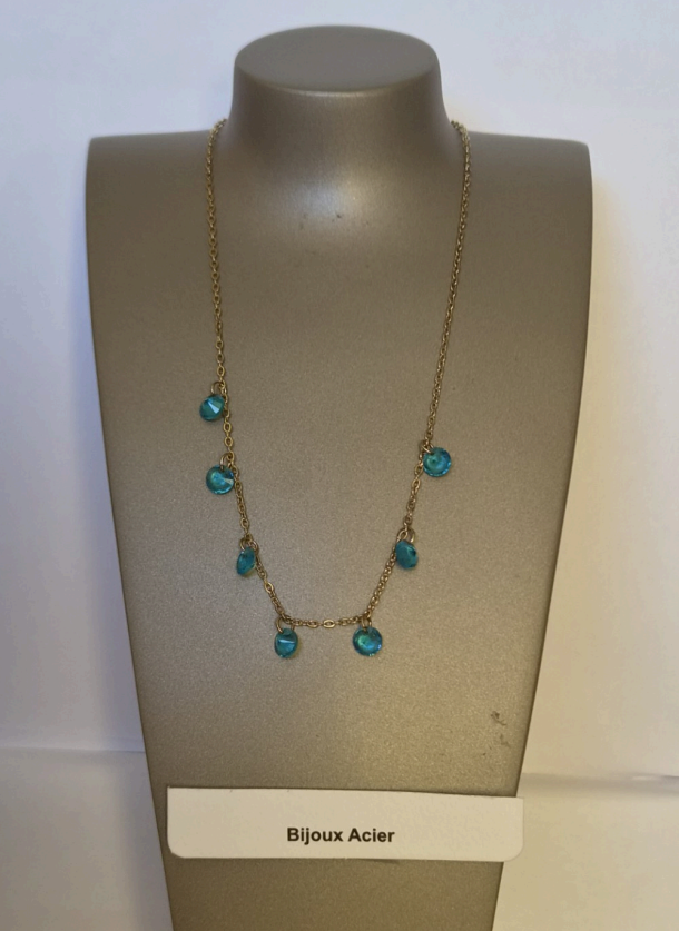 Collier 7 breloques cristal bleu sur chaîne dorée sur présentoir
