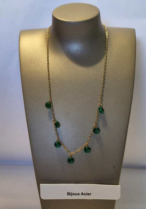 Collier 7 breloques cristal vert émeraude sur chaîne dorée sur présentoir