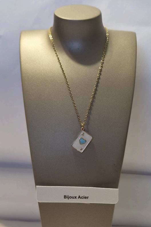 Collier As de Cœur bleu émaillé sur grosse chaîne dorée sur présentoir