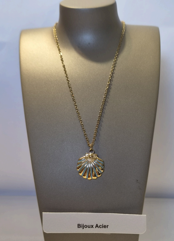 Collier coquille Saint-Jacques dorée sur chaîne dorée sur présentoir