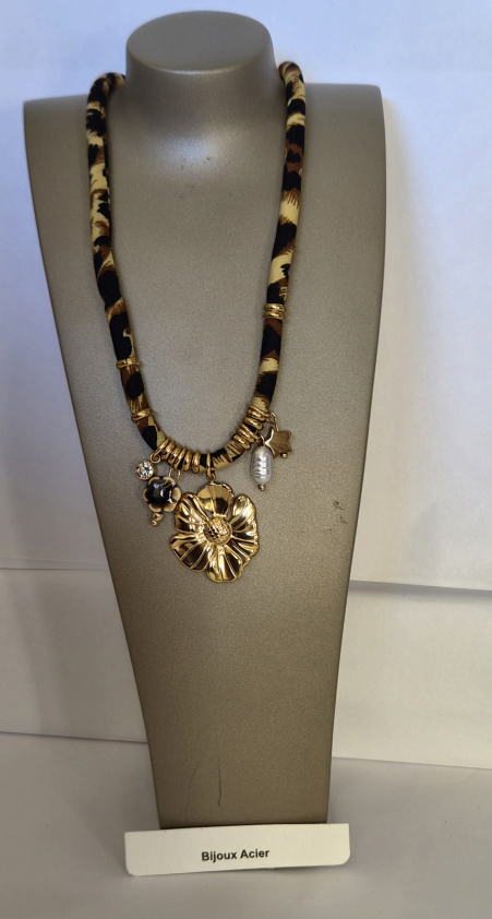 Collier tissu léopard avec médaillon doré