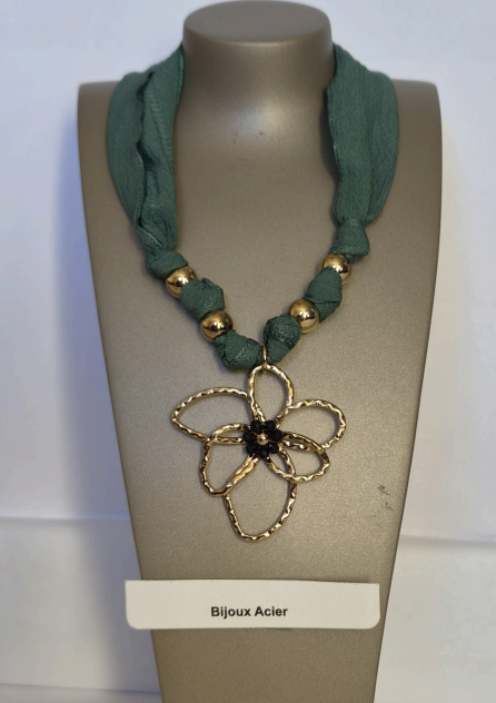 Collier cordon tissu vert avec grande fleur dorée
