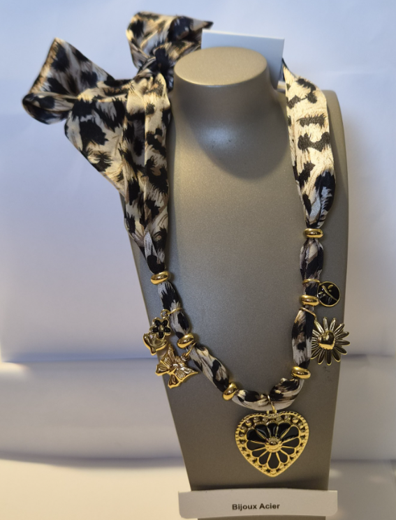 Collier cordon léopard avec 5 breloques dorées sur présentoir