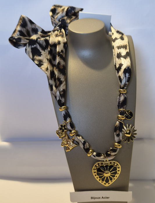 Collier cordon léopard avec 5 breloques dorées sur présentoir